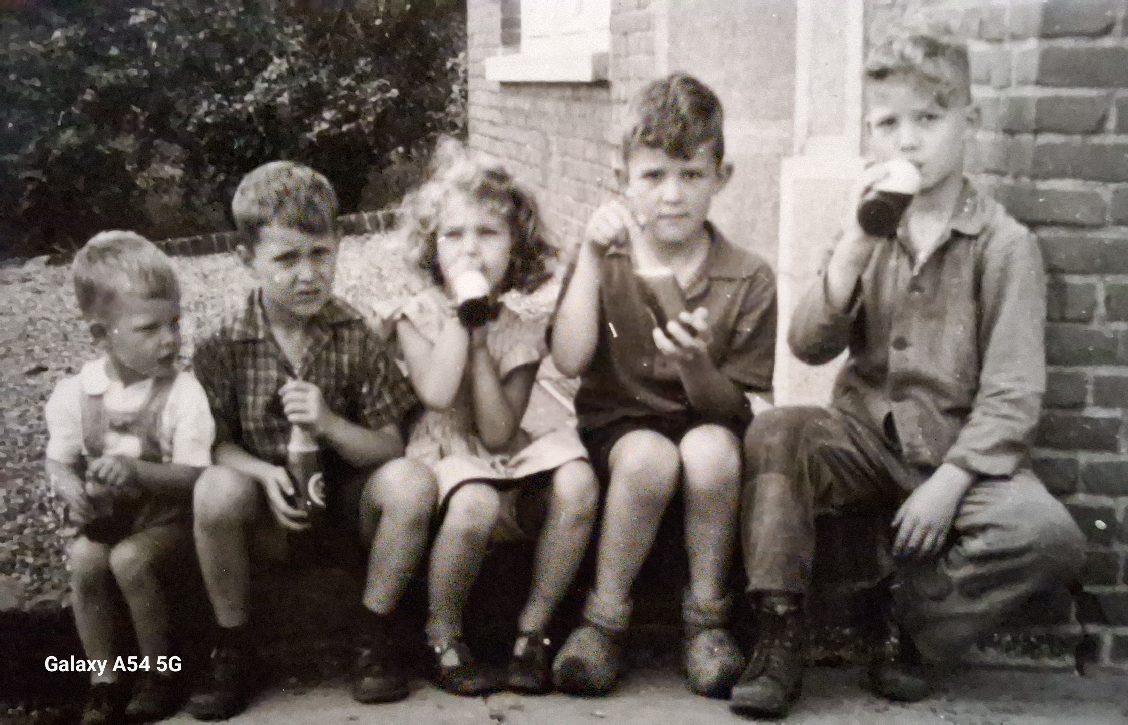 sjuumke trèkke; dropwater maken en drinken Hans Hamans; Chris van Engelen;Marjo Hamans; Juul van Herten; Chris Hamans. ?1955, 1956?