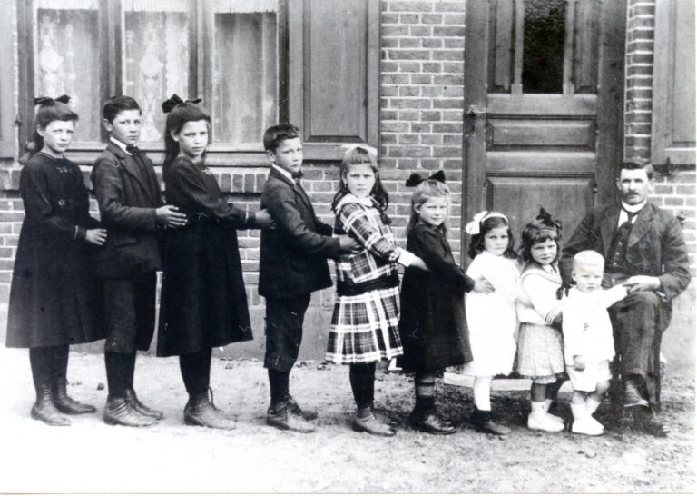 Home page afbeelding: weduwnaar Chris Hamans; omstreeks 1919, met zijn 9 kinderen