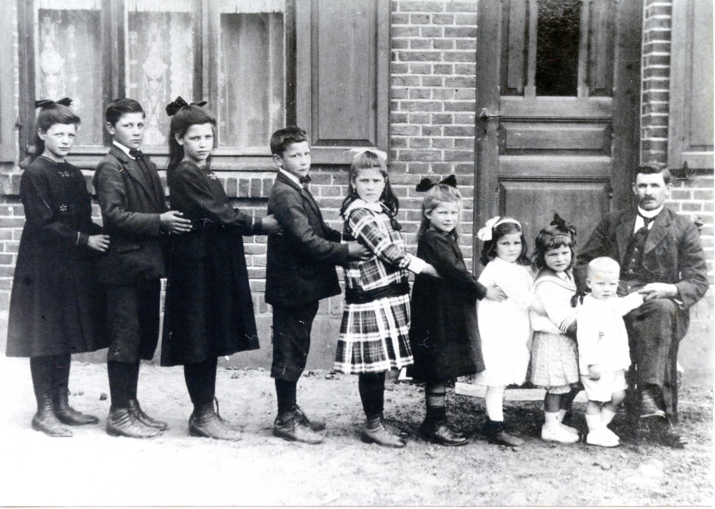 Home page afbeelding: weduwnaar Chris Hamans; omstreeks 1919, met zijn 9 kinderen