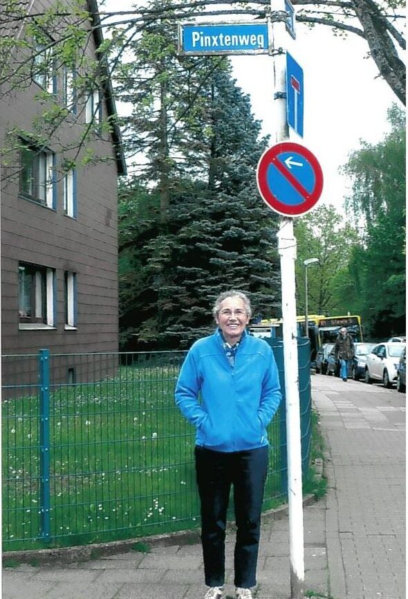 Madeleine Hamans-Pinxten in Essen-Steele. bij straatnaambord Pinxtenweg. Daar lag de boerderij Pinxthof