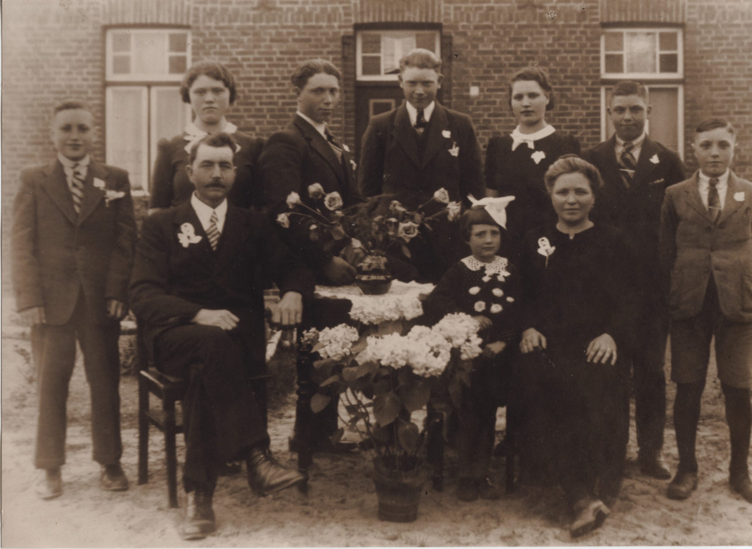 fam Schmitz, 8 kinderen. foto genomen in Meijel of Belfeld? ter gelegenheid van 25 jarige huwelijk?
vlnr. opa Sjeng Schmitz  (geb1889),  Mia (1934), oma Maria Schmitz-Wolters (1889), Harrie (1923), Triena (1918), Lei (1916), Wiel (1919), Agnes (1917), Piet (1922) , Jan (1924)


(https://stamboom.hamans.com/parenteel8/parenteel8gerardsmeets.htm#BM1207)