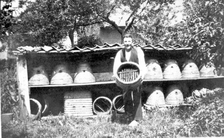 opa Chris "veur de biejesjob"
Boerderij de Weerd 3, Roermond
(foto: Chris-veur-de-biejesjob.jpg)