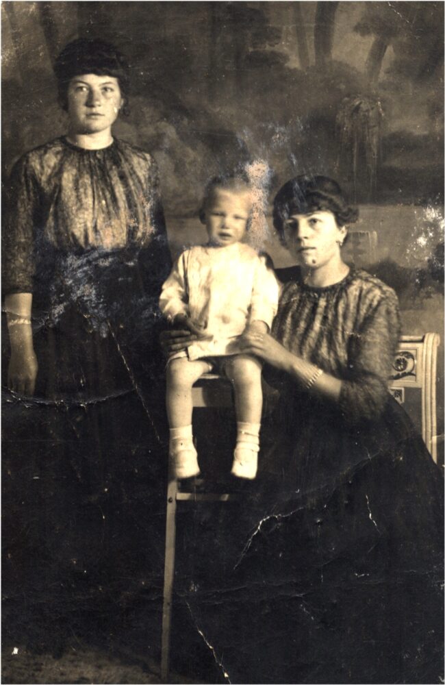 GJM (Sjra) Hamans, tussen zijn tantes Houx -Boukoul