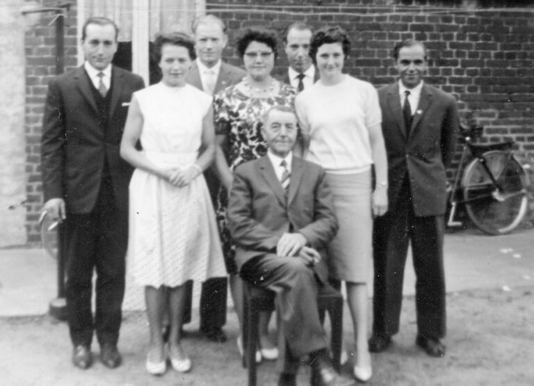 Har, Jes, Wiel, Trien, Lei, Mia, Piet en Opa Sjeng.
(foto nr. 014-1)