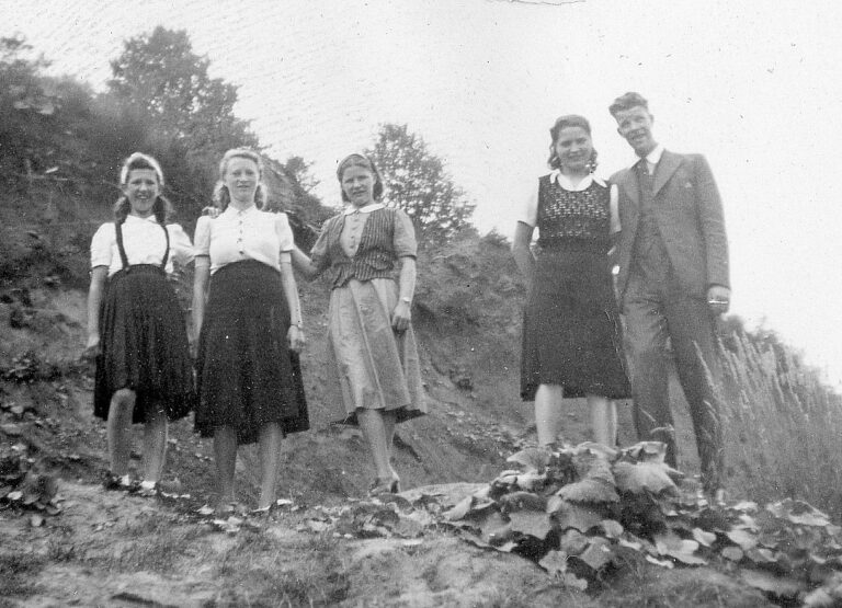 Truus Pollaert, onbekend, Bert Hamans, Agnes, (Jes) Schmitz, Sjra Hamans.
Fietstocht Zuid-Limburg
(foto nr: 018)