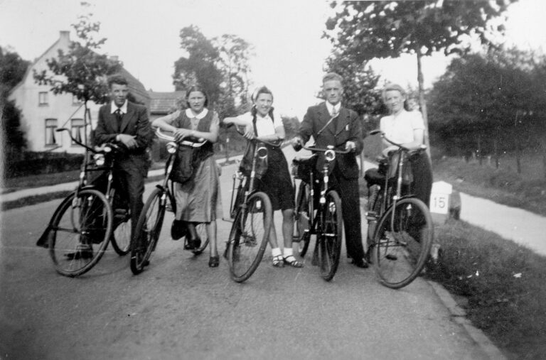 Fietstocht naar Valkenburg 1940:
Sjra Hamans,  Bert Hamans, Truus Pollaert, Nederveen ?, onbekend.
(foto nr: 023-1)
