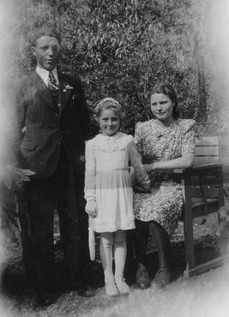 Lei Schmitz (peter) Mia Schmitz, Agnes Schmitz (meter)

(foto nr. 042-1)