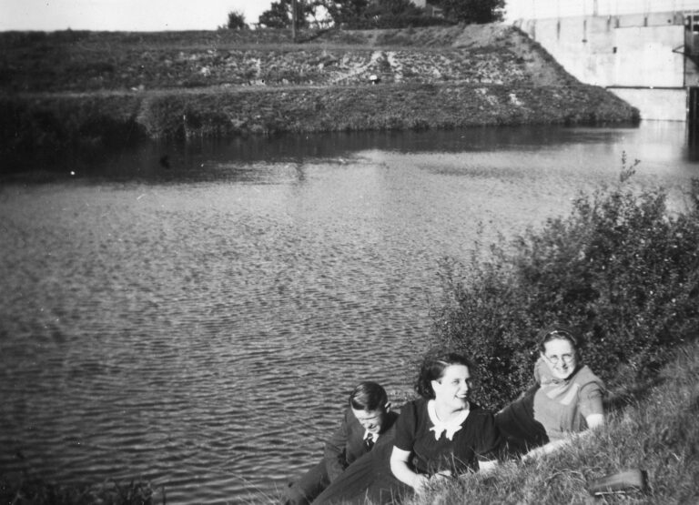 Agnes (Jes) Schmitz, ??, ?? (de vrouw naar Jes lijkt ook voor te komen op de  foto's in de tuin Bongers-Roermond; toch Truus Verheesen?
mei 1941 nabij sluis Nederweert
(foto nr: 049-1)
