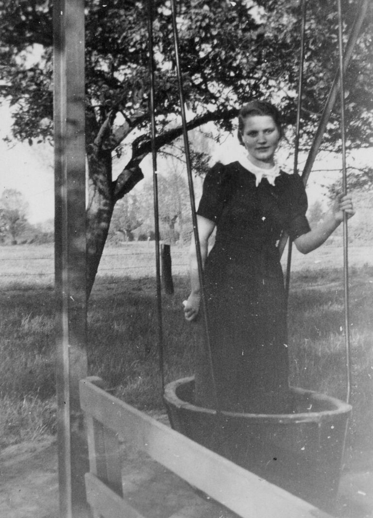 Agnes (jes) Schmitz in de schommel bij buur/speeltuin Barten in de Weerd
(foto nr.052-1)