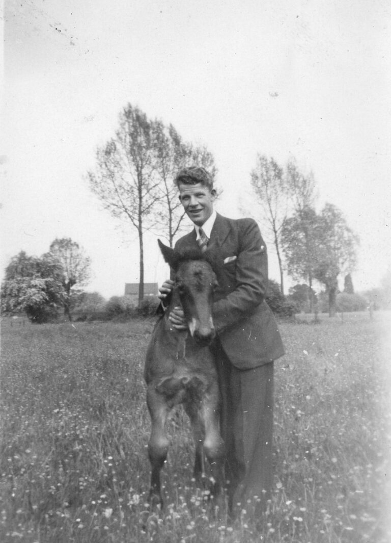 Sjra Hamans met veulen
(foto nr. 054-1)