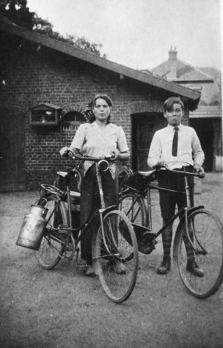 Jes (Agnes) Schmitz en Har of Jan?? , 
melkbussen aan de fiets klaar om de koeien in de wei te gaan melken.
(foto nr: 063-1)