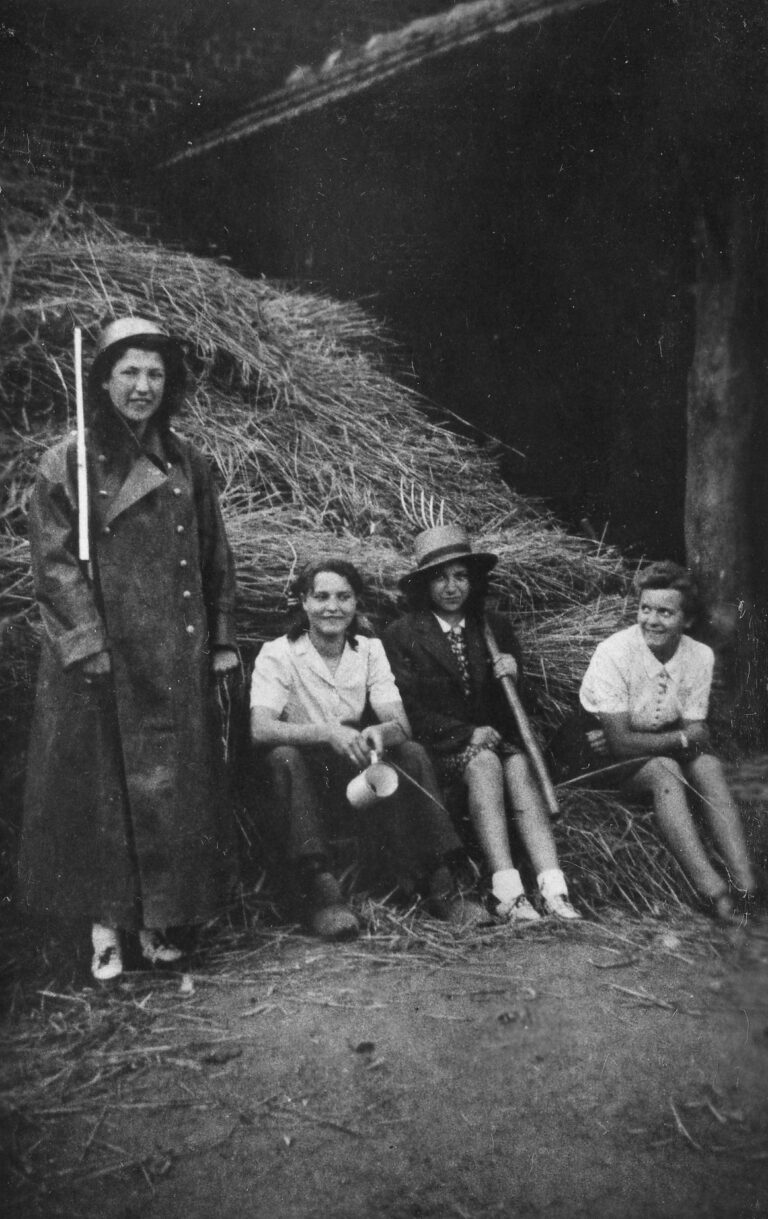 Truus (Pollaert), Jes (Agnes) en ..?
(foto nr: 065-1)