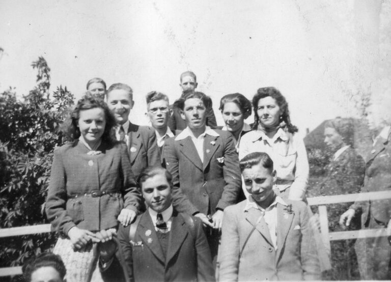 uitstapje ( dierentuin Rhenen ?)
 op de voorgrond Piet en Jan? of Har? 
Op de achtegrond Lei. 
(foto 070-1)