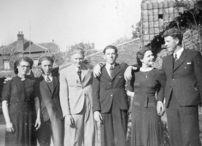 Truus Verheesen & Lei Schmitz, Wiel, ? , Agnes Schmitz & Sjra Hamans

(foto nr. 071-1)