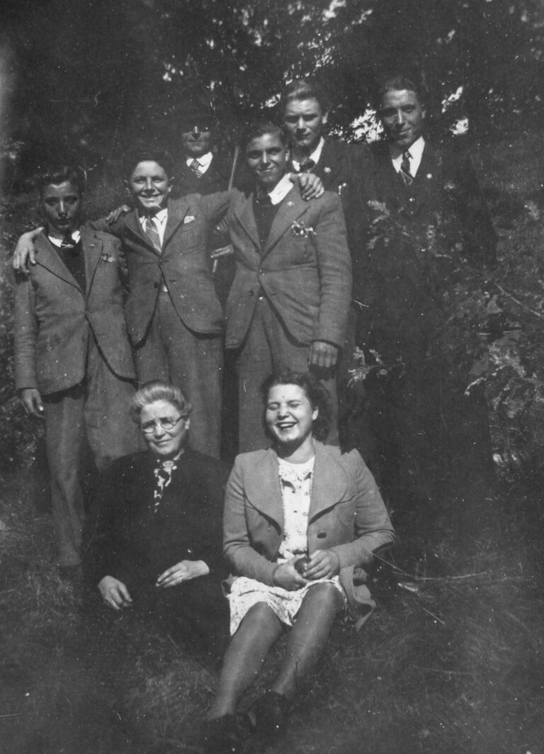 uitstapje dientuin Rhenen?
achterste rij vlnr. Sjeng Schmitz,, Wiel, Lei.
midden : Jan? , onbekend, Piet, 
onder: Maria Schmitz-Wolters, Jes.
(foto 074-1)