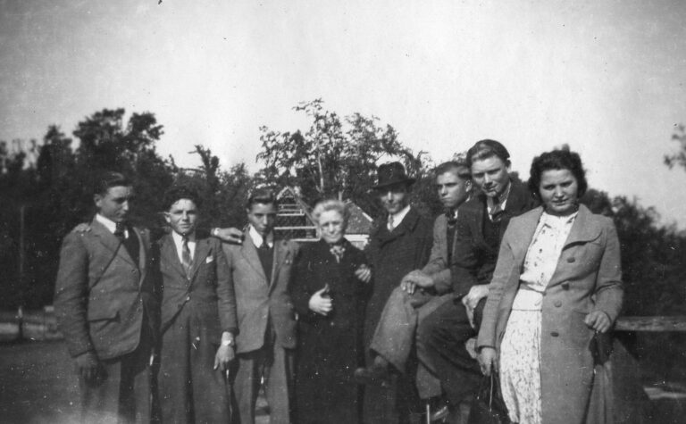 vlnr: Har ? , Jan ? , Maria Schmitz-Wolters, Sjeng Schmitz,  Piet ? , Wiel, Jes. 
(foto 076-1)