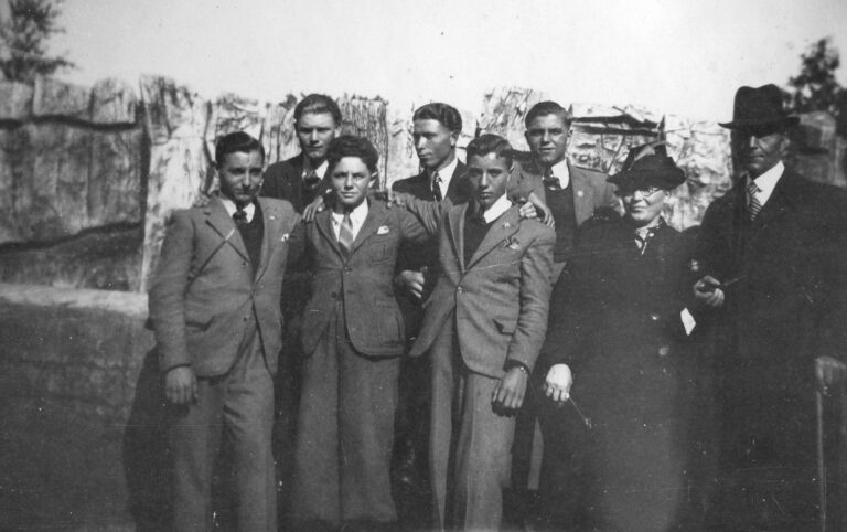 uitstapje dientuin Rhenen?
 achterste rij vlnr. Wiel, Lei, Piet, voor vlnr. Har, ?, Jan ??, Maria Schmitz-Wolters, Sjeng Schmitz
(foto 078-1)