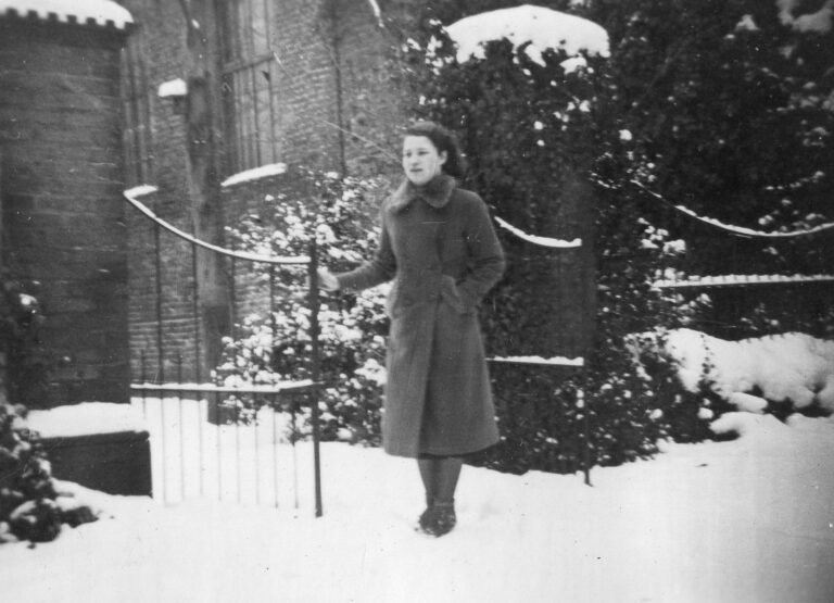 Jes in de sneeuw
tuin Bongers, Neerstraat 9, Roermond ?
(foto nr: 081-1)