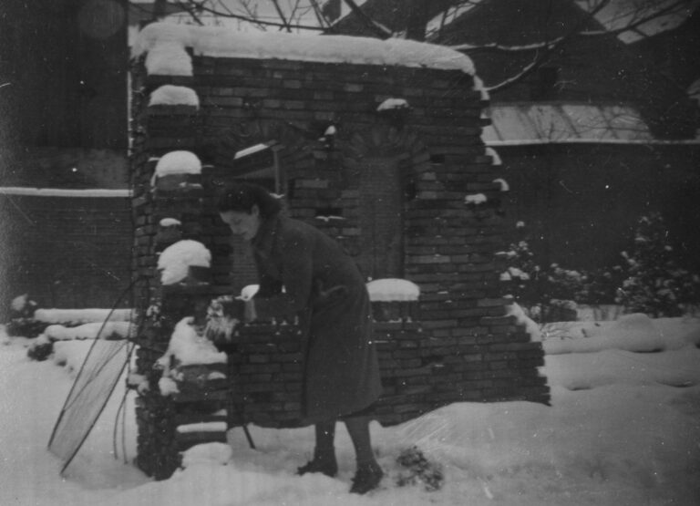 Jes in de sneeuw
tuin Bongers, Neerstraat 9, Roermond ?
(foto nr: 083-1)