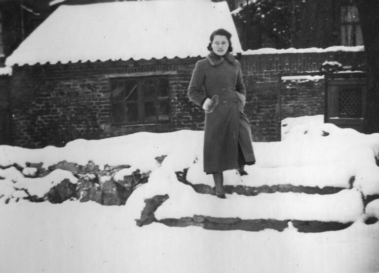 Jes in de sneeuw
tuin Bongers, Neerstraat 9, Roermond ?
(foto nr: 083-1)