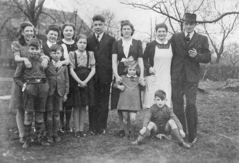 Truus (Pollaert), Marie Pollaert-Hamans) Jes Schmitz, Jeu Hamans, Ied Hamans, An Rietra-Hamans, Wiel Rietra.
Ad Vissers (?), Har Pollaert, Zus Pollaert, Gert Vissers (?), ??
(foto nr: 090-1)