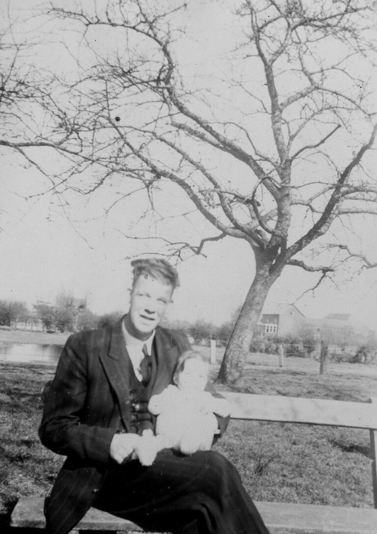 Sjra met Chris J.G. winter/voorjaar 1947?
In de Weerd (vaag zichtbaar op de achtergrond boerderij/woonhuis met varanda Verwijlen
(foto nr. 097-2)