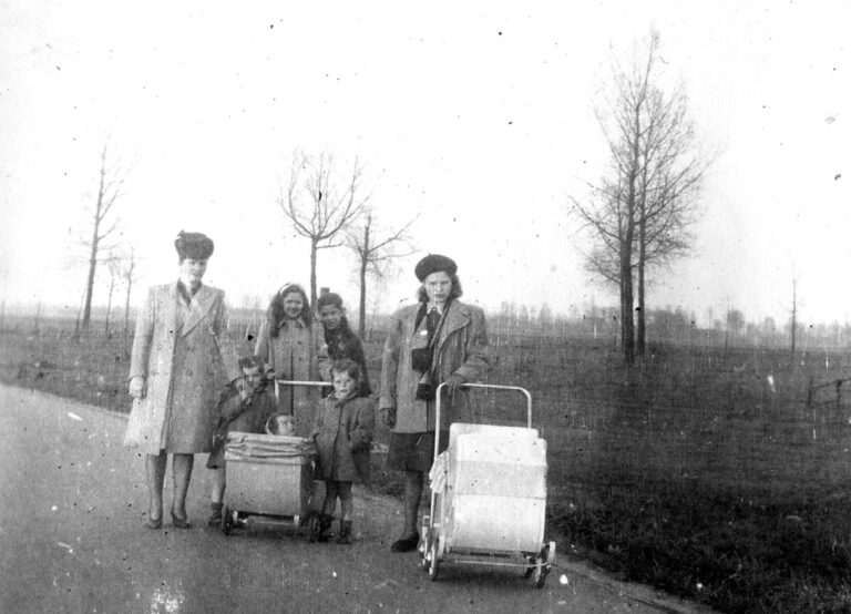 Ald Ramakers-Hamans met langs de kinderwagen de tweeling Chris en Mieke. In de kinderwagen moet Juliëtte Ramakers zijn. de twee meisjes achter de kinderwagen ??
Daarnaast met kinderwagen: Agnes (Jes) Hamans-Schmitz. Voorjaar 1947
(foto nr. 100-1)