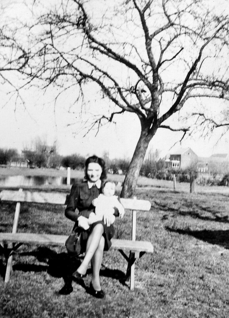 Agnes(Jes) Hamans-Schmitz met Chris (CJG) op schoot. Op de achtergrond boerderij/woonhuis met varanda Verwijlen
(foto nr. 101-1)