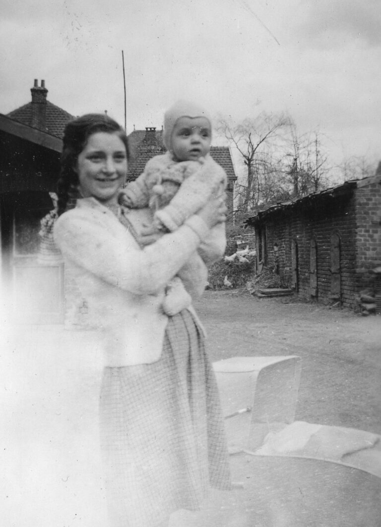 Mia Schmitz met Jan Simons
Boerderij aan de Rijksweg in Belfeld
(foto nr: 104-1)