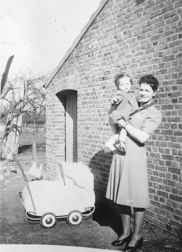 Ald Ramakers-Hamans met op de arm Juliëtte Ramakers.
Boerderij Hamans, De Weerd 3, Roermond
(Ham nr. 106-1)