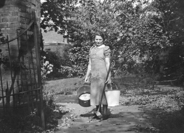 Jes (Agnes)
(inde tuin van de fam. Bongers ??)
(fam. nr: 116-1)