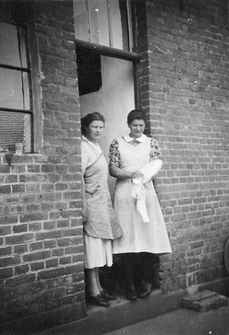 Bert (l) en An Hamans, bijkeuken/melkkeuken, Boerderij de Weerd 3, Roermond
(Ham nr. 117-1)