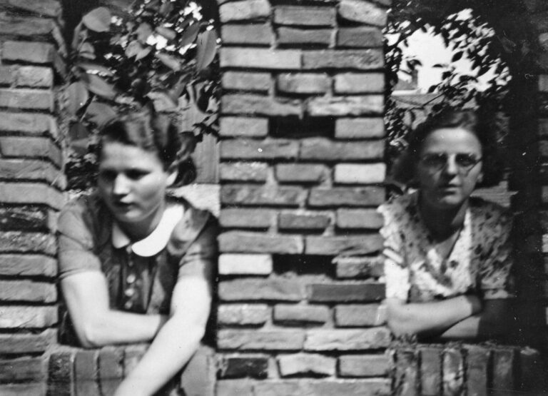 Jes (Agnes) en Truus
(in de tuin bij fam Bongers??)
(foto nr: 118-1)