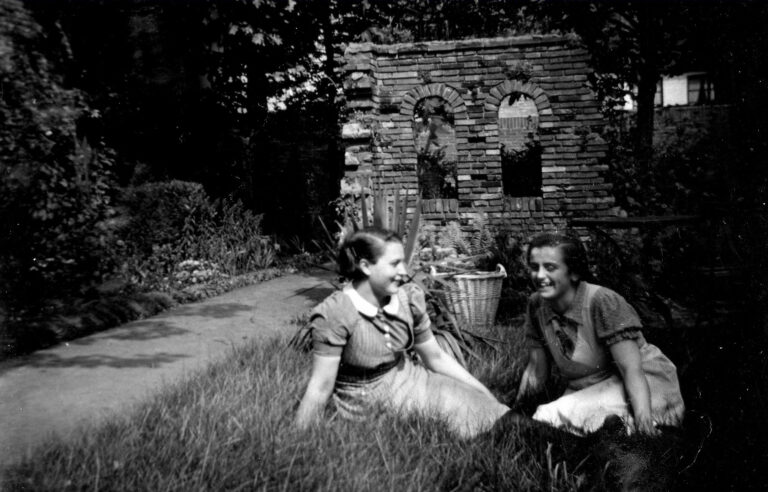 Jes (Agnes) en Truus Verheesen
(is deze foto genomen in de tuin van de fam. Bongers (Neerstraat 9), waar Jes en Truus werkten in de huishouding??)
(foto nr: 119-1)