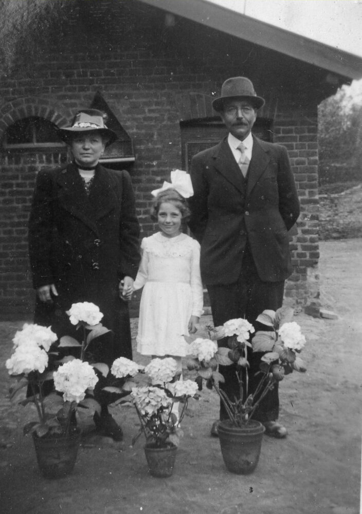 Maria Schmitz-Wolters, Mia Schmitz, Sjeng Schmitz.
locatie: boerderij Belfeld
(foto nr: 122)