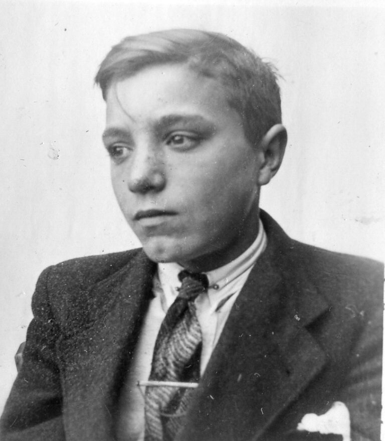 Jan, geb. 1924 te Vlodrop, overleden op 1945 te Belfeld op 20-jarige leeftijd, 
(dodelijk verwond door een granaatscherf)
(foto nr. 124)