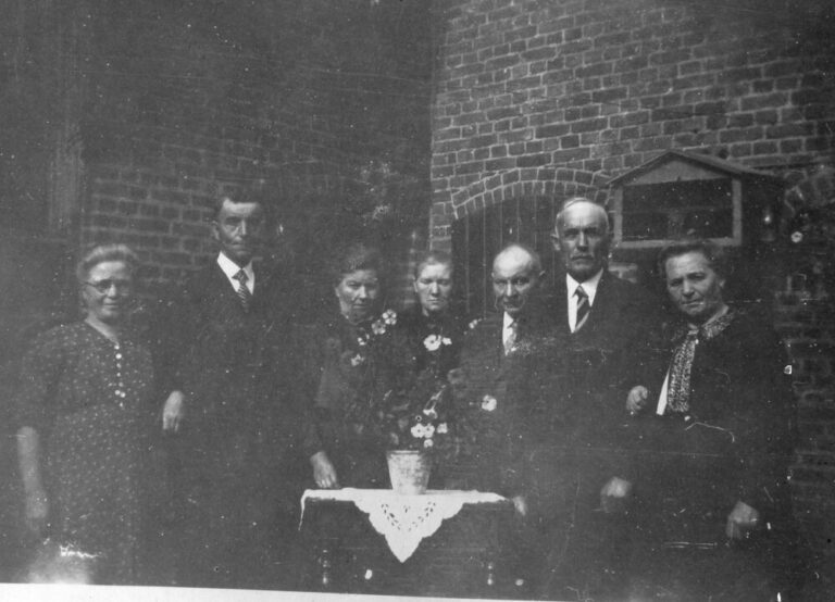 links Maria (Schmitz-Wolters , Sjeng Schmitz, overige personen onbekend.
locatie: boerderij in Belfeld

(foto nr. 125)