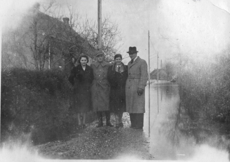 vlnr. Agnes (Jes Hamans-) Schmitz, onbekend, An (?) Rietra-Hamans, Wiel Rietra
(Ham nr. 126-1)