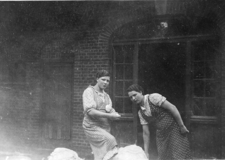 rechts Agnes (Jes Hamans-) Schmitz. Links ?
(Ham nr. 128)