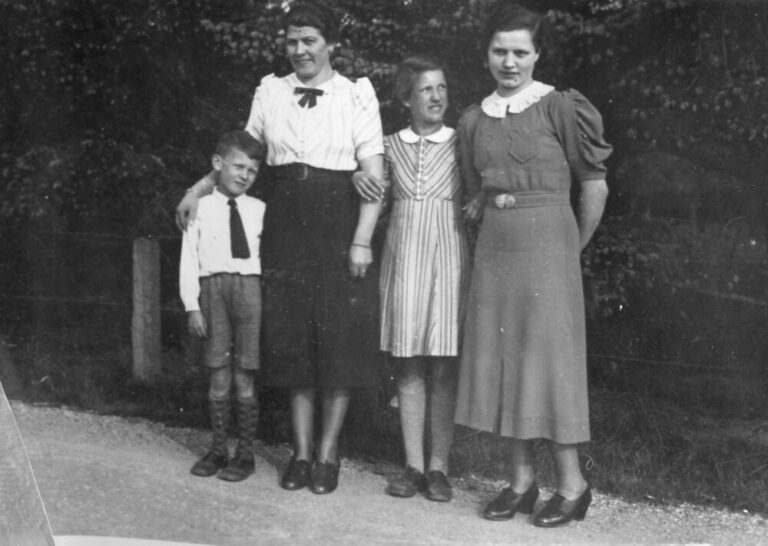 vlnr. Har Pollaert, Ied Hamans, Truus Pollart,
Agnes Hamans-Schmitz
(Ham nr. 129)