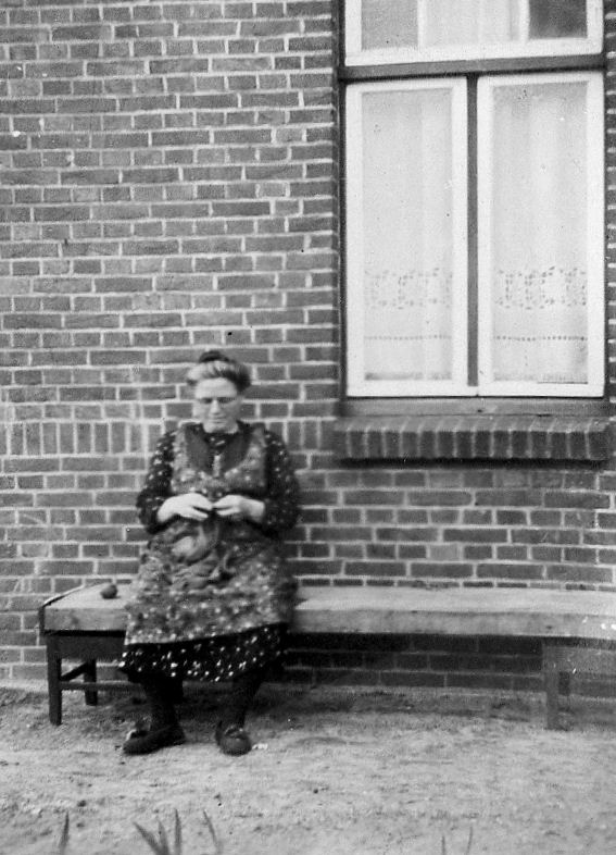 Maria Catharina Schmitz-Wolters, geboren op 16‑08‑1889 te St. Odilienberg, overleden op 06‑06‑1944 te Belfeld;  voor de boerderij aan de Rijksweg
(foto nr: 131-2)