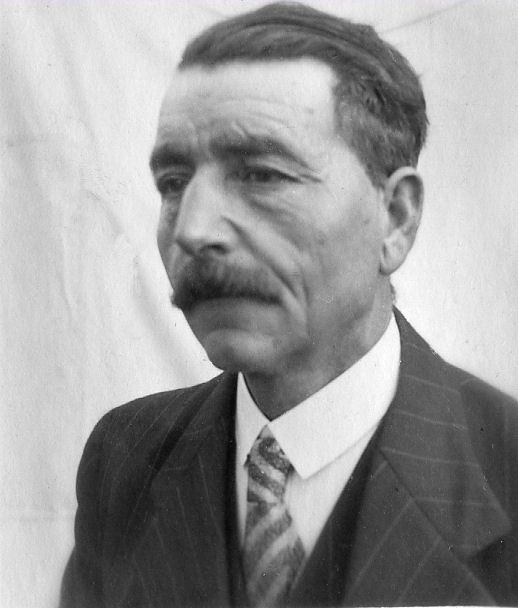 Sjeng Schmitz, Geb. in Vlodrop, was "haemmaker"(tuigmaker) - boer; verhuisde naar Heibloem, daarna naar Belfeld.
https://stamboom.hamans.com/parenteel8/parenteel8gerardsmeets.htm#BM789
(foto. nr 143-1)